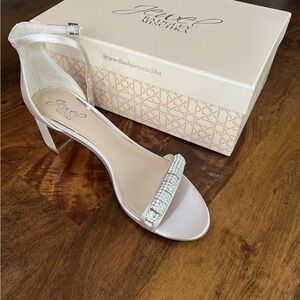 Jewel Badgley Mischka Ramsay Sandals Champagne Satin 9.5 M